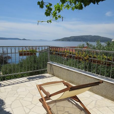 Apartments Lovric - 30 Meters To The Beach Trogir Bagian luar foto