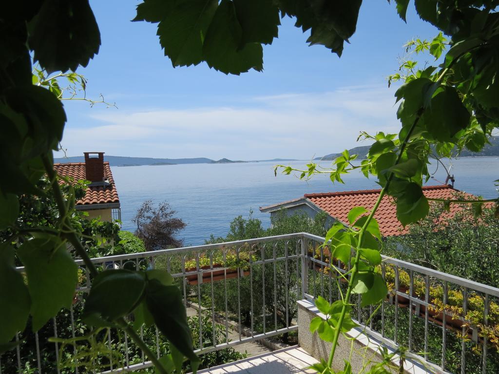 Apartments Lovric - 30 Meters To The Beach Trogir Bagian luar foto