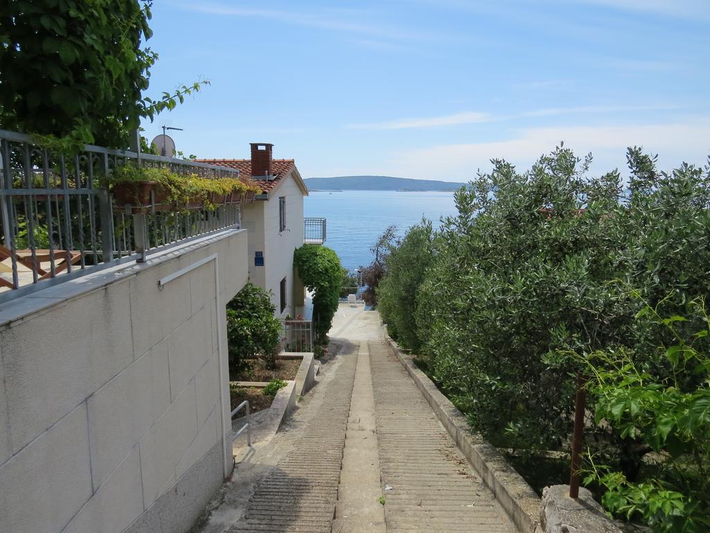 Apartments Lovric - 30 Meters To The Beach Trogir Bagian luar foto