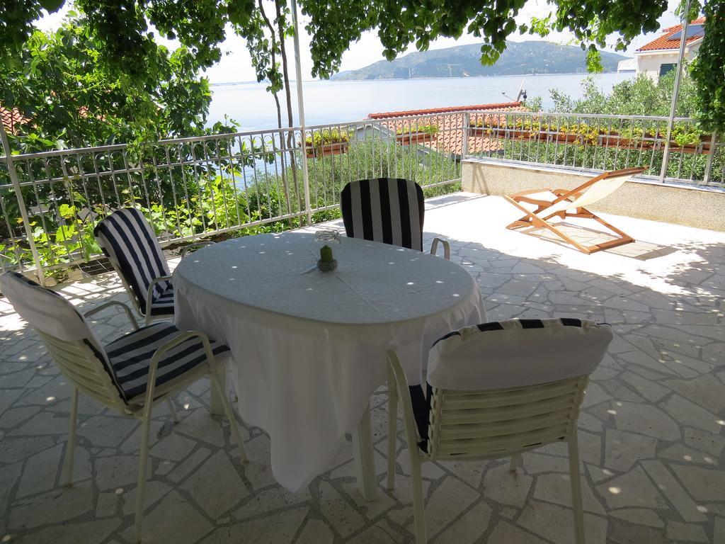 Apartments Lovric - 30 Meters To The Beach Trogir Bagian luar foto