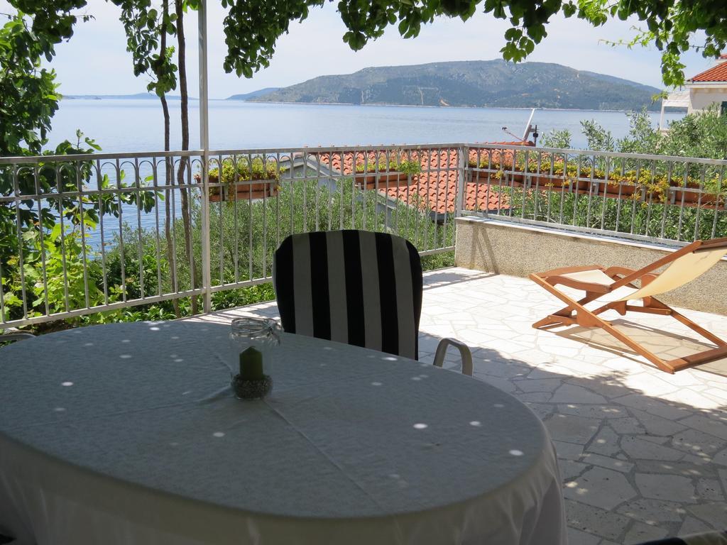 Apartments Lovric - 30 Meters To The Beach Trogir Bagian luar foto