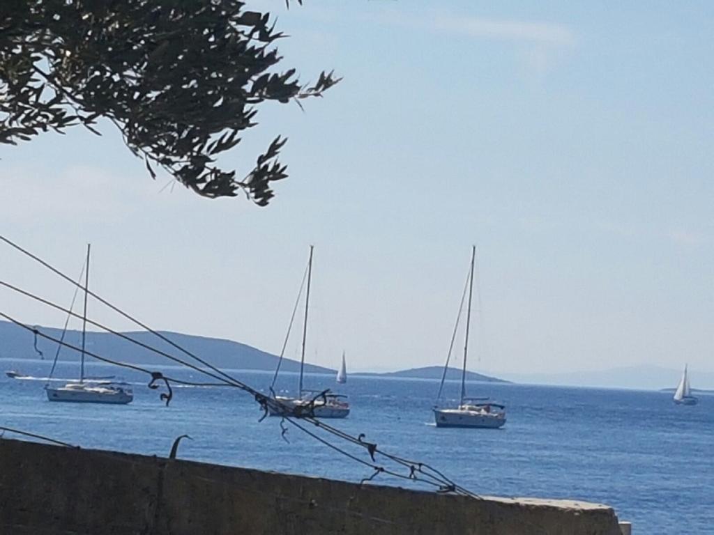 Apartments Lovric - 30 Meters To The Beach Trogir Bagian luar foto