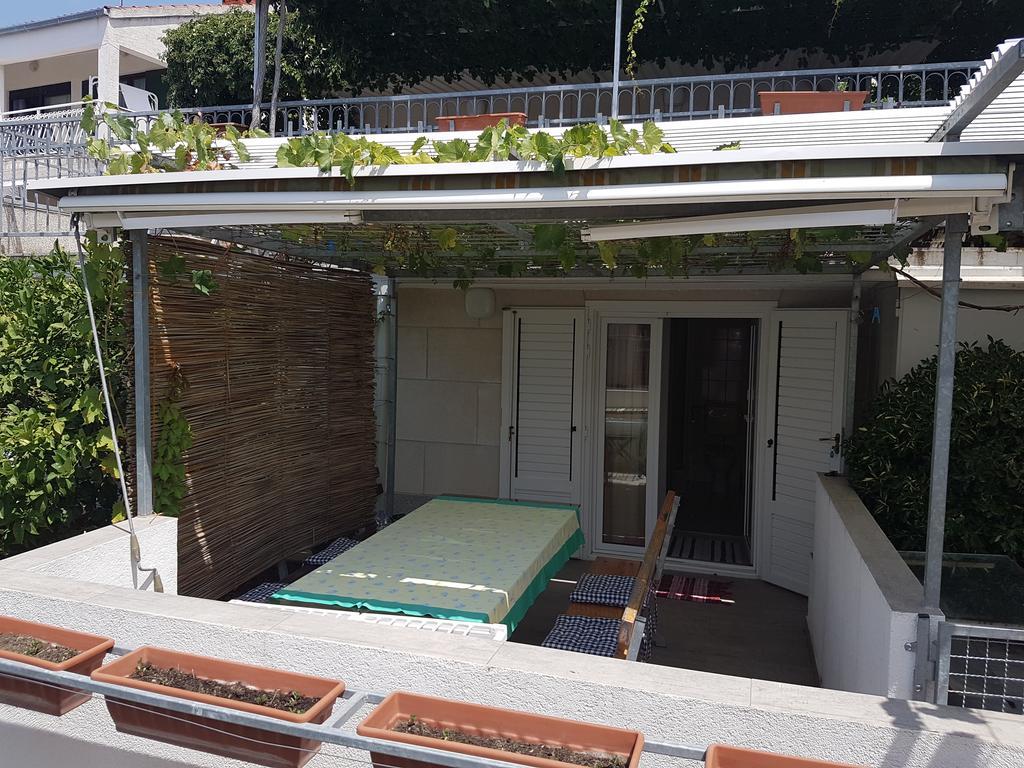 Apartments Lovric - 30 Meters To The Beach Trogir Bagian luar foto