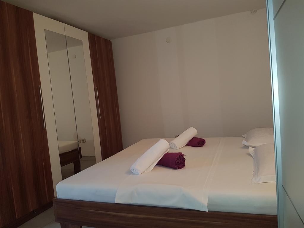 Apartments Lovric - 30 Meters To The Beach Trogir Bagian luar foto