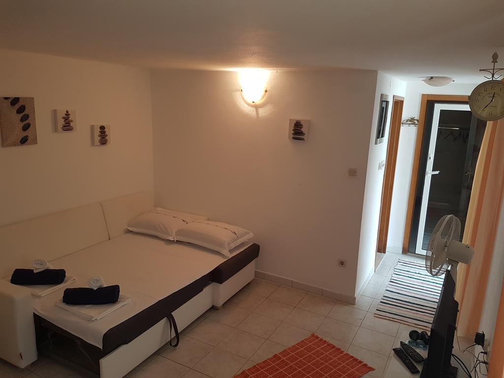 Apartments Lovric - 30 Meters To The Beach Trogir Bagian luar foto