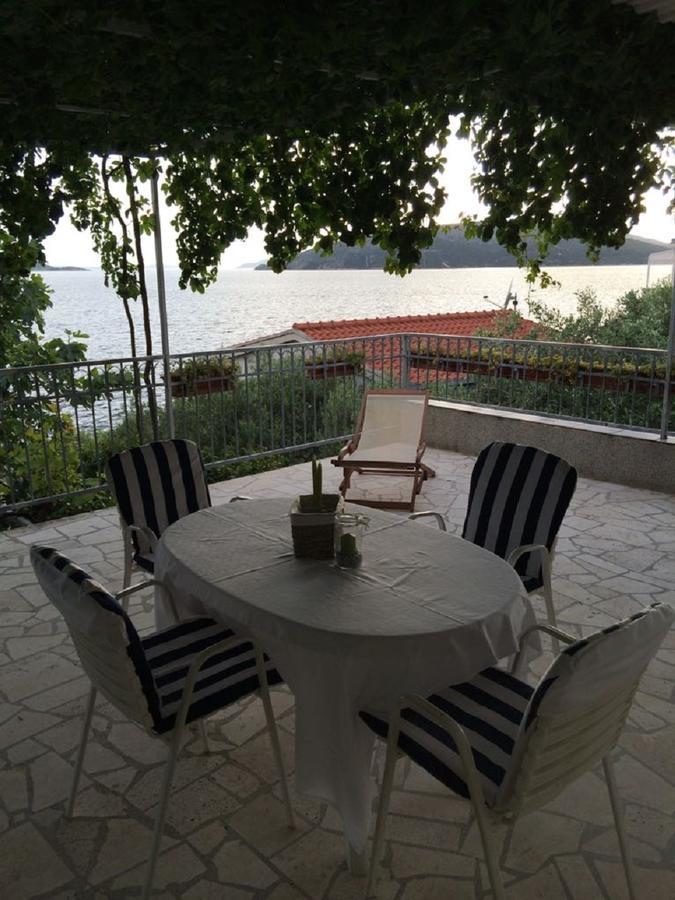 Apartments Lovric - 30 Meters To The Beach Trogir Bagian luar foto